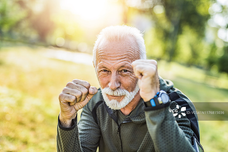 热爱拳击的活力老年男人图片素材