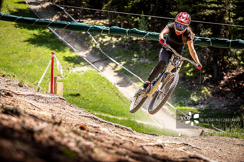 下坡女孩图片素材