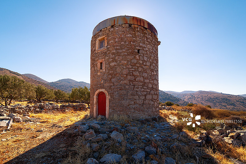 希腊克里特岛埃隆达的老风车图片素材