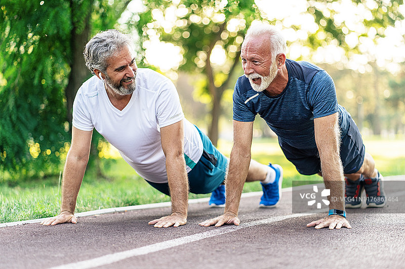年长的运动员做俯卧撑图片素材