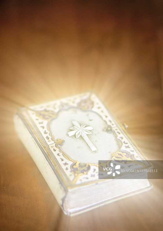 神圣光芒中的圣书图片素材