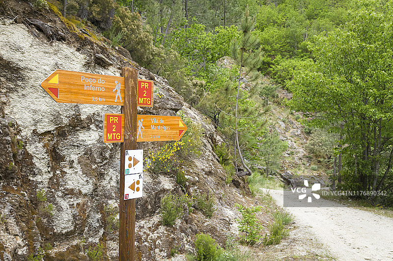 葡萄牙Trilhos Verdes地区曼泰加斯附近的小径标记图片素材