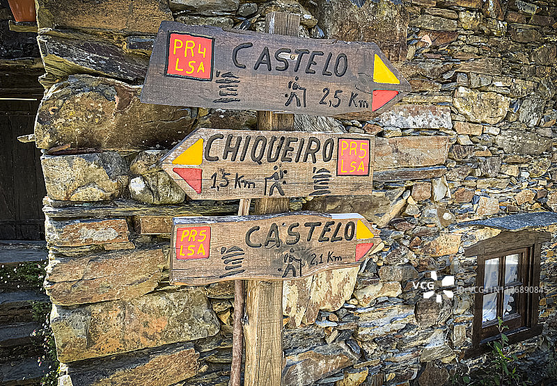葡萄牙洛萨附近塔拉斯纳尔片岩村庄的标志图片素材