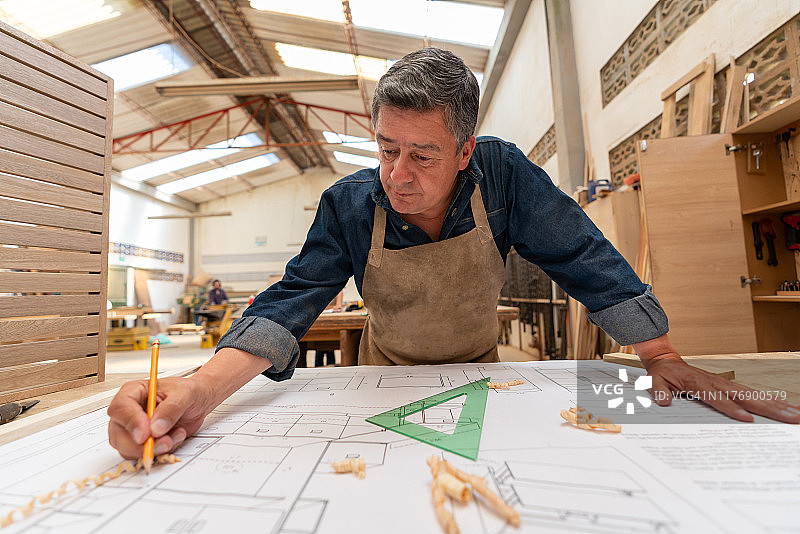 工人在家具厂制作设计图片素材