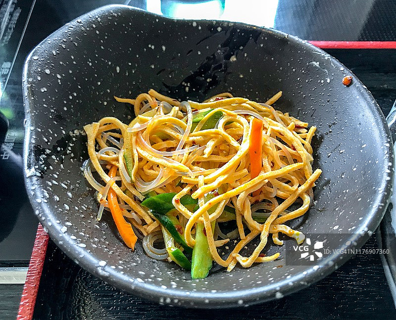 压制豆腐丝和玻璃纸面条配蔬菜图片素材