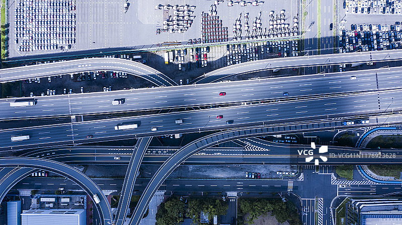 出口和绕行前的车辆排队图片素材