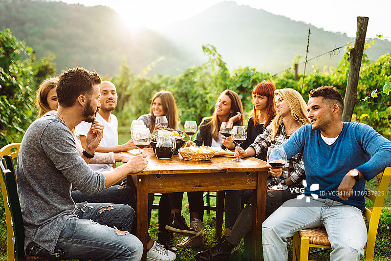 朋友们一起品酒图片素材