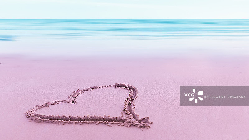 浪漫海岛沙滩与蓝色天空背景图片素材