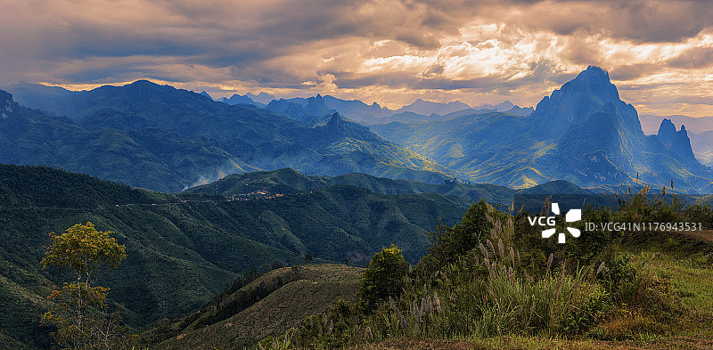 老挝万荣Phou Khoun的Phoupeangfa观景点图片素材