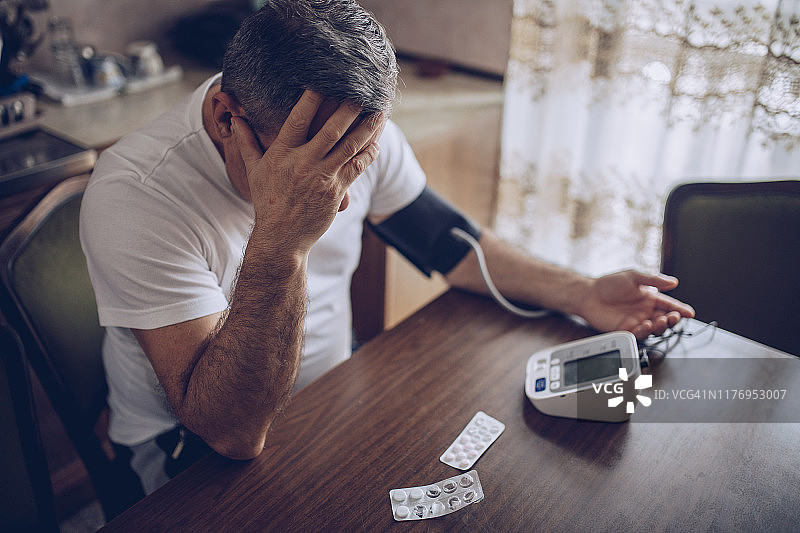 老年男人测量血压图片素材