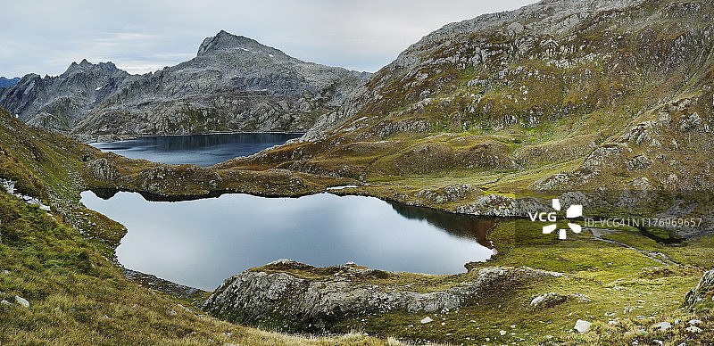 瓦尔萨比亚高山湖和纳雷特水库全景图片素材