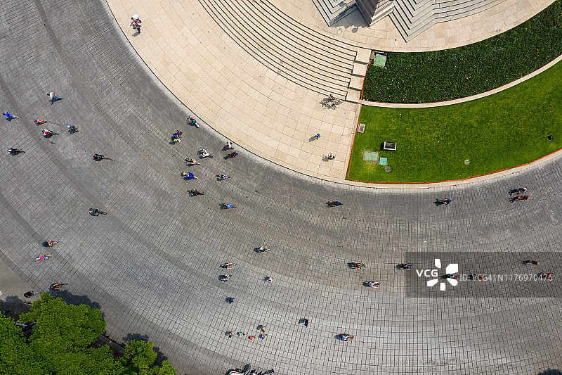 人们在墨西哥城街道上骑自行车图片素材