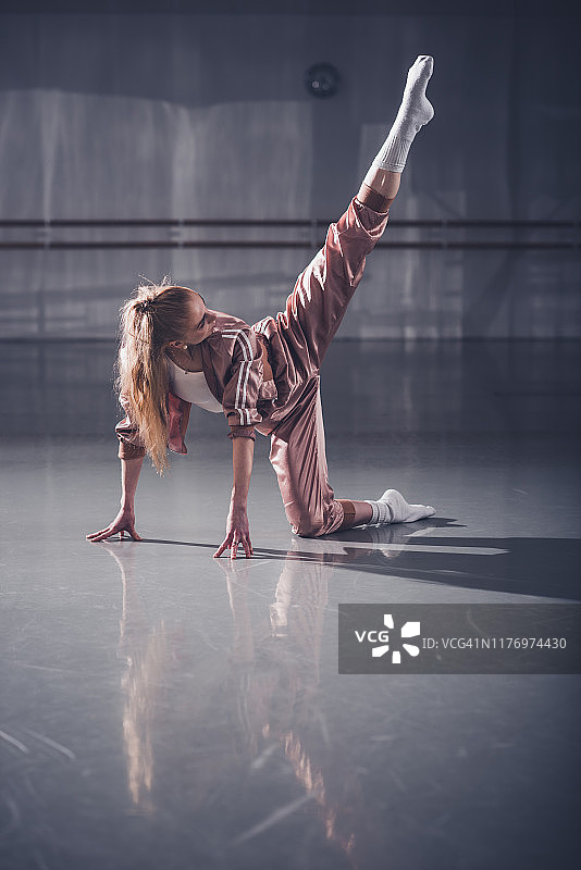 在工作室跳舞的美丽爵士芭蕾舞女演员图片素材