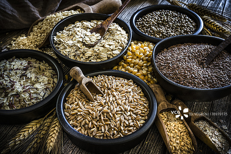 大量全谷物食品在乡村木桌上拍摄图片素材