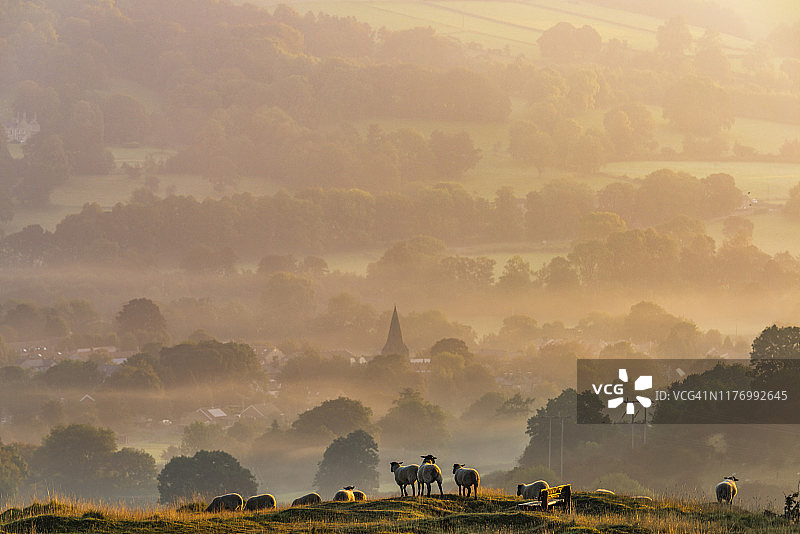 英国峰区德比郡霍普山谷初秋日出图片素材