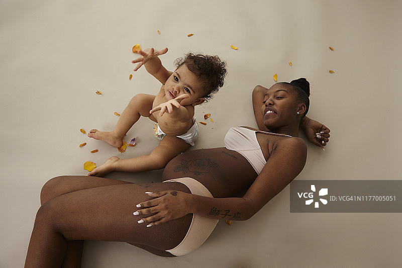 孕妇和她的女儿图片素材