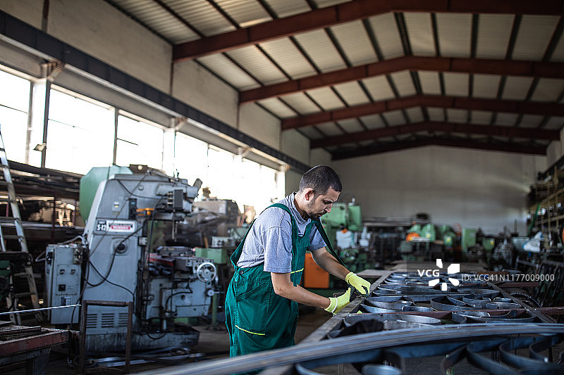在生产线上努力工作的年轻工人图片素材