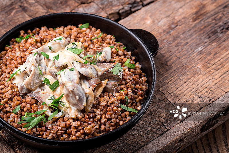 平底锅里的蘑菇荞麦粥图片素材