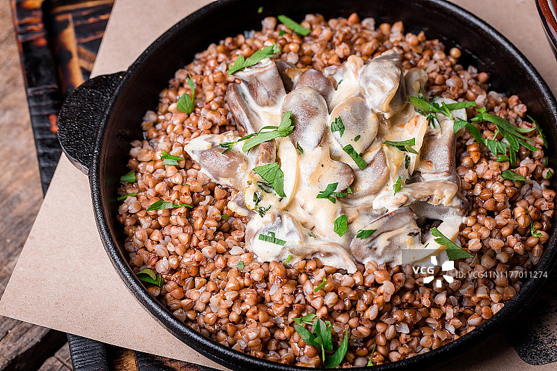 平底锅里的蘑菇荞麦粥图片素材