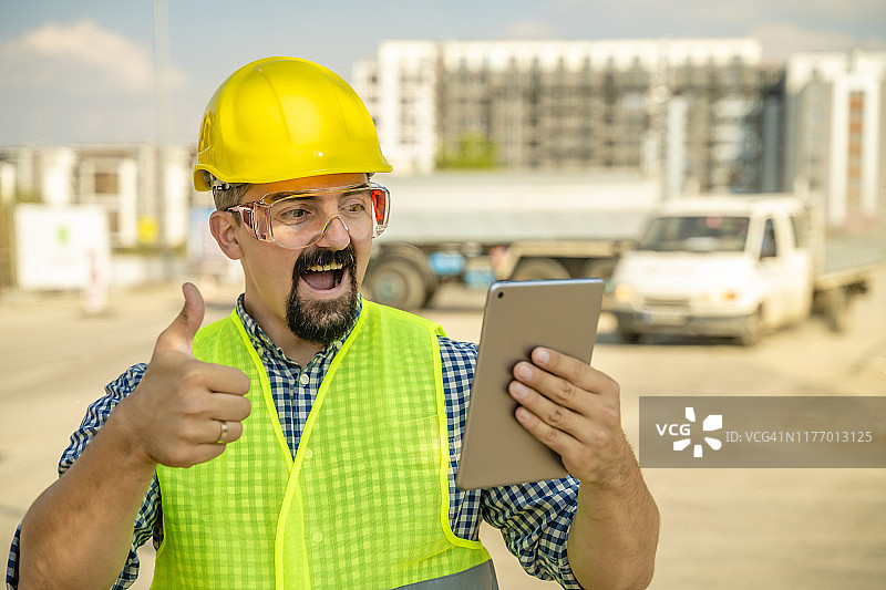建筑师或工程师使用平板电脑点赞图片素材