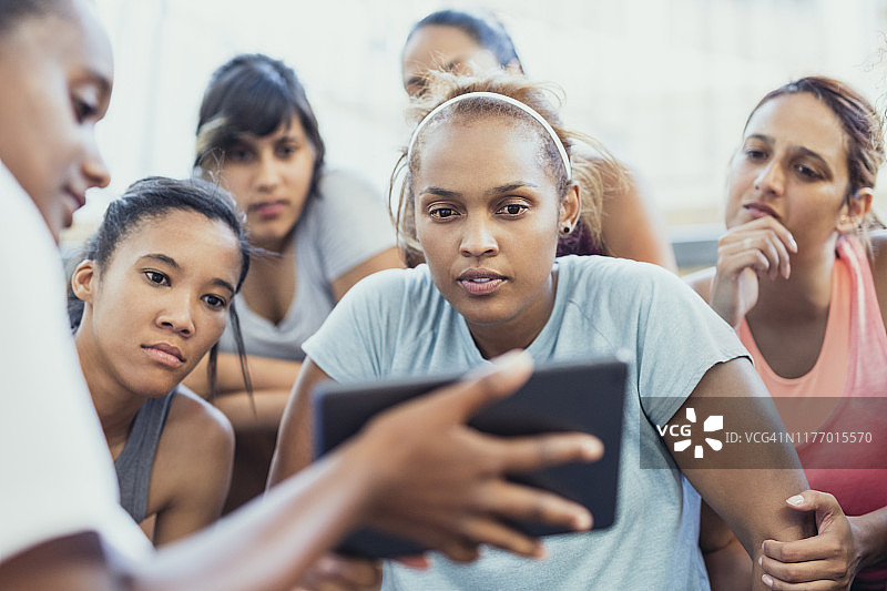 指导员向足球队讲解战术图片素材