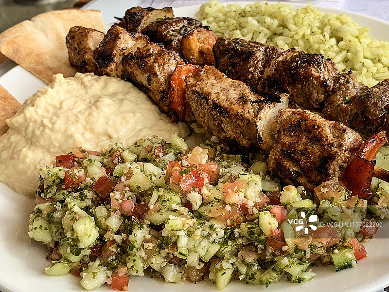 烤肉串配米饭、鹰嘴豆泥和沙拉图片素材