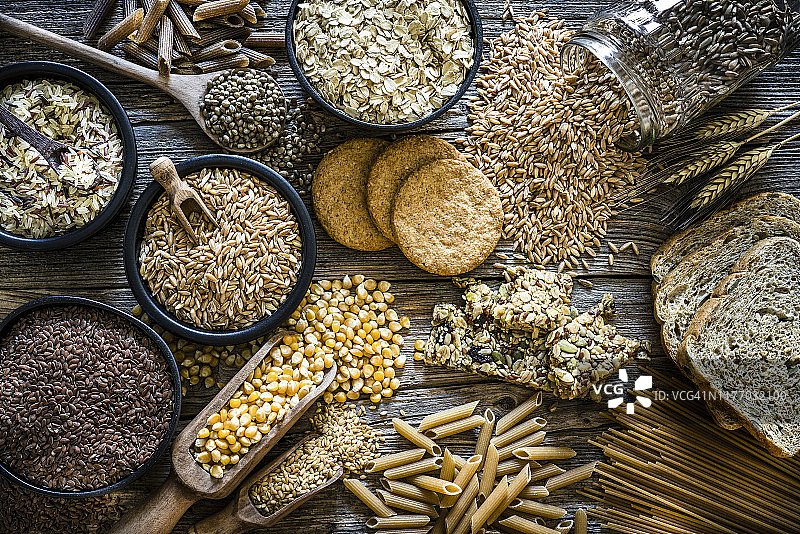 乡村木质背景上的全谷物食品静物图片素材