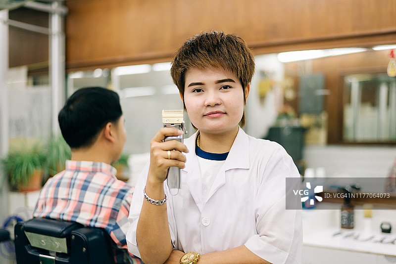 理发店里微笑的店主肖像，小企业概念图片素材