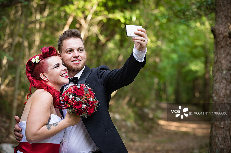 微笑的夫妻在婚礼后自拍图片素材