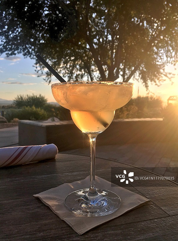 玛格丽特鸡尾酒在户外酒吧图片素材