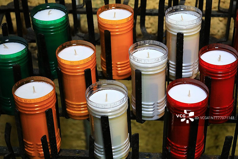 教堂里的还愿蜡烛展示图片素材