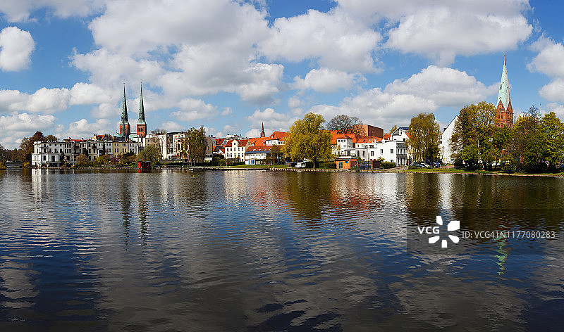 吕贝克城市天际线，从克雷恩泰希附近的公园眺望，包括大教堂（左）和圣埃吉迪恩教堂塔楼（右）（德国石勒苏益格-荷尔斯泰因州）图片素材