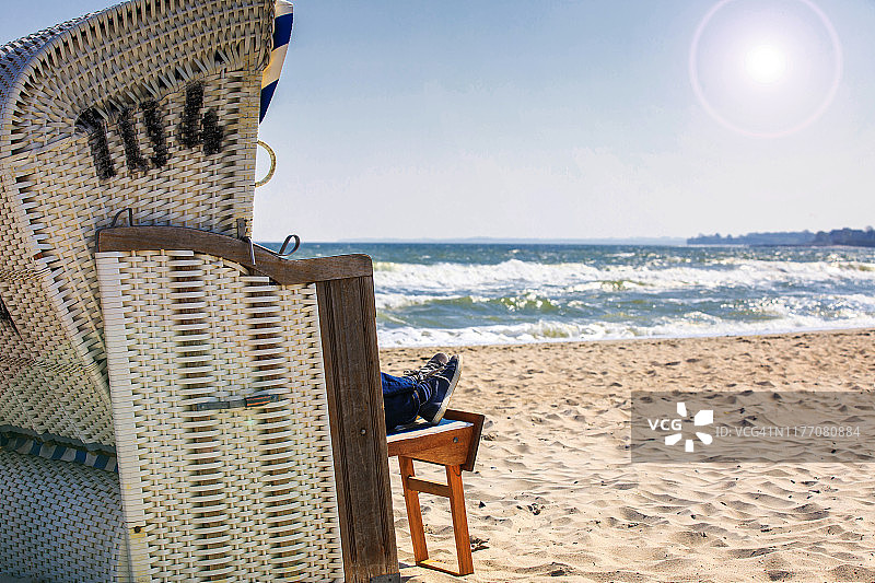坐在沙滩椅上享受阳光图片素材