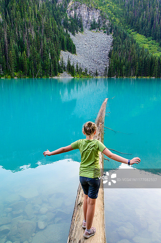 在加拿大若弗尔湖的女孩图片素材