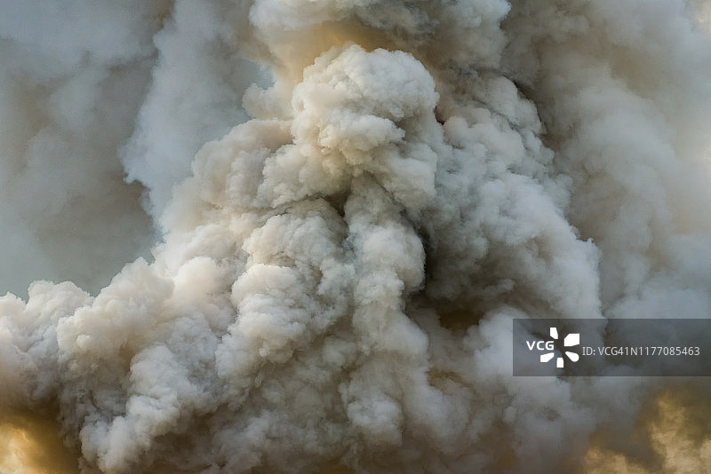 大火产生的浓烟图片素材