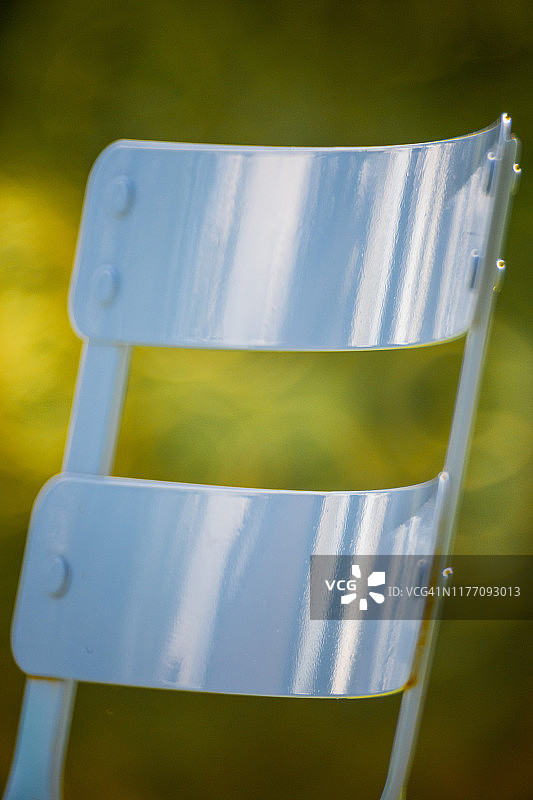 蓝色花园椅背图片素材