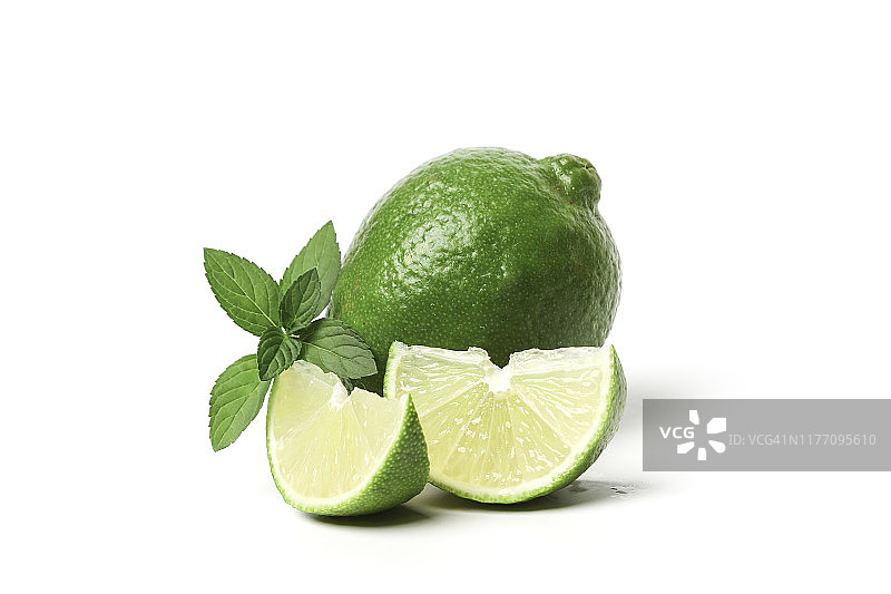 白色背景下的新鲜青柠照片图片素材