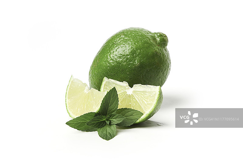 白色背景下的新鲜青柠照片图片素材