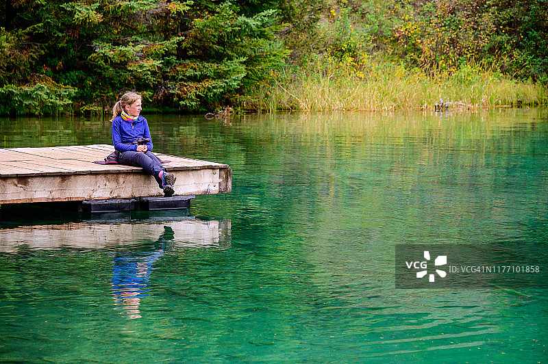 女孩在贾斯珀国家公园欣赏湖景图片素材