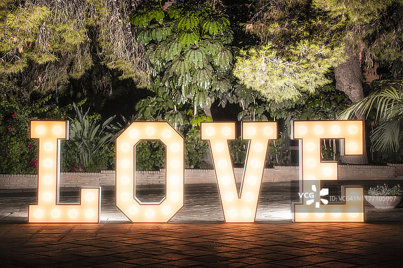 花园中灯泡照亮的情书图片素材