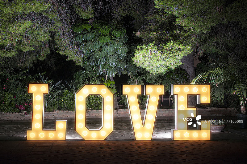 花园中灯泡照亮的情书图片素材