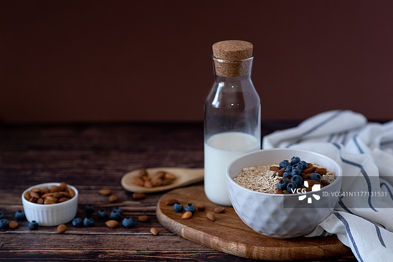 勺子里的燕麦片图片素材