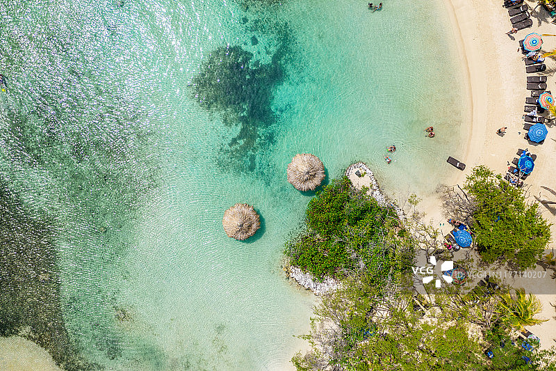 航拍俯瞰加勒比罗阿坦岛白沙翡翠水热带海滩图片素材