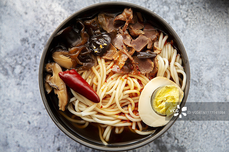 中国自制卤汁面，配鸡胗和卤蛋图片素材