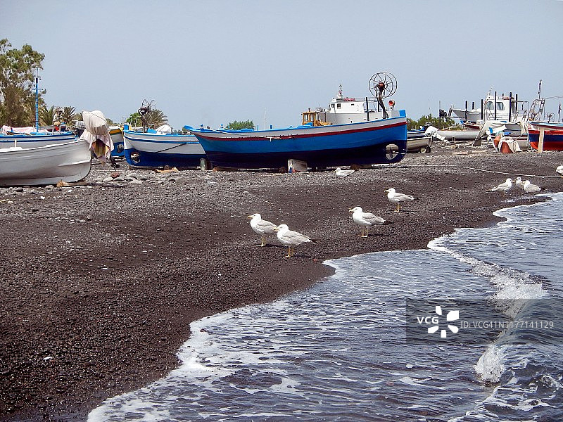 斯特龙博利岛上的搁浅船只图片素材