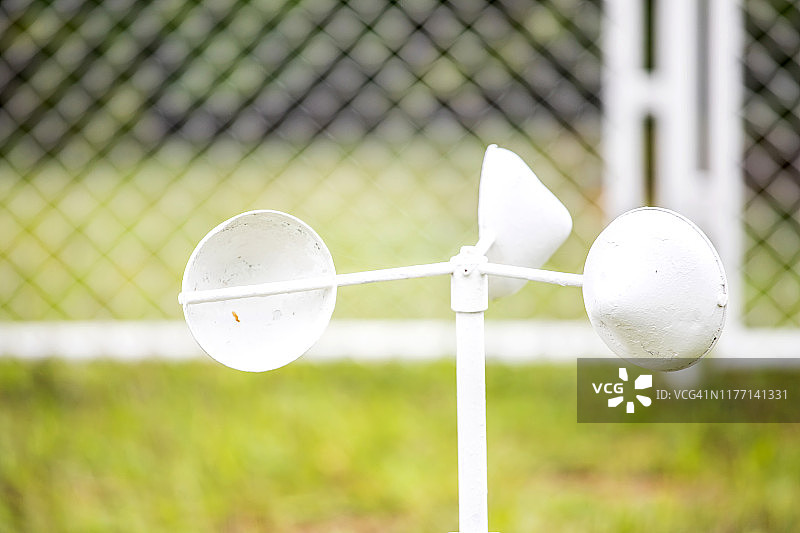 乡村气象站和风速计图片素材