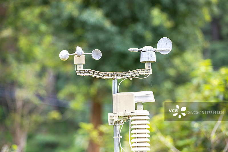 乡村气象站和风速计图片素材