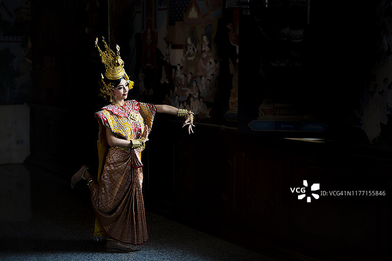 身着泰国服装的泰国传统文化舞蹈，被称为“Nang Ram”的优雅泰国艺术图片素材