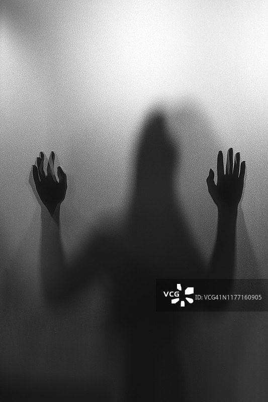 浴室里身份不明的剪影女人图片素材