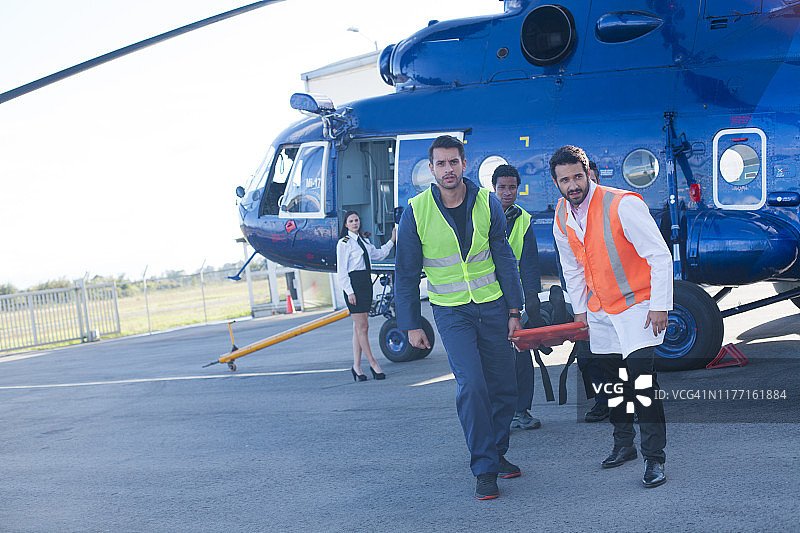 直升机上的紧急救援人员图片素材